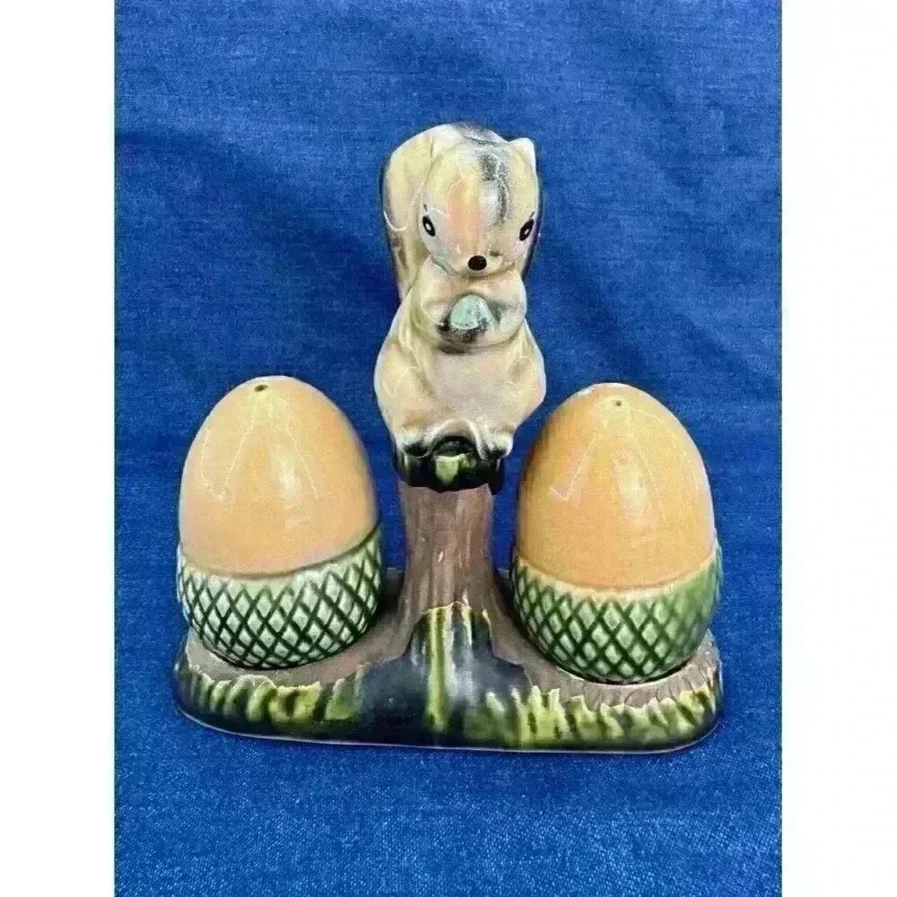 Vintage 1950’s Norleans Squirrel & Giant Acorns Salt & Pepper Shaker Set‎